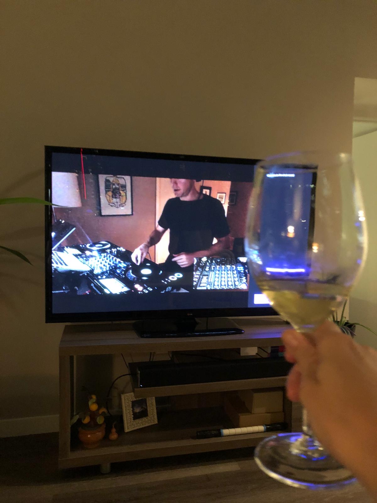 dj house music live on twitch